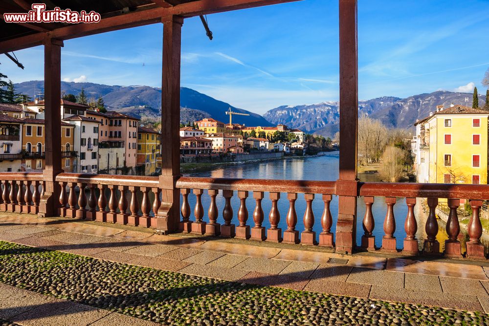 Immagine Il Ponte Vecchio (o degli Alpini) e le case colorate affacciate sul fiume Brenta a Bassano del Grappa, Veneto.