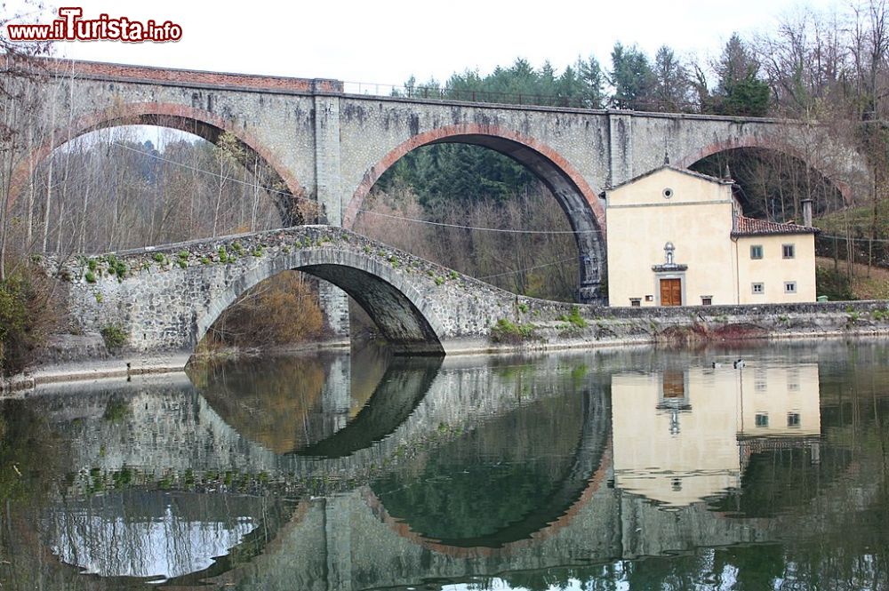 Immagine Pontecosi, il Ponte della Madonna vicino a Pieve Fosciana in Toscana