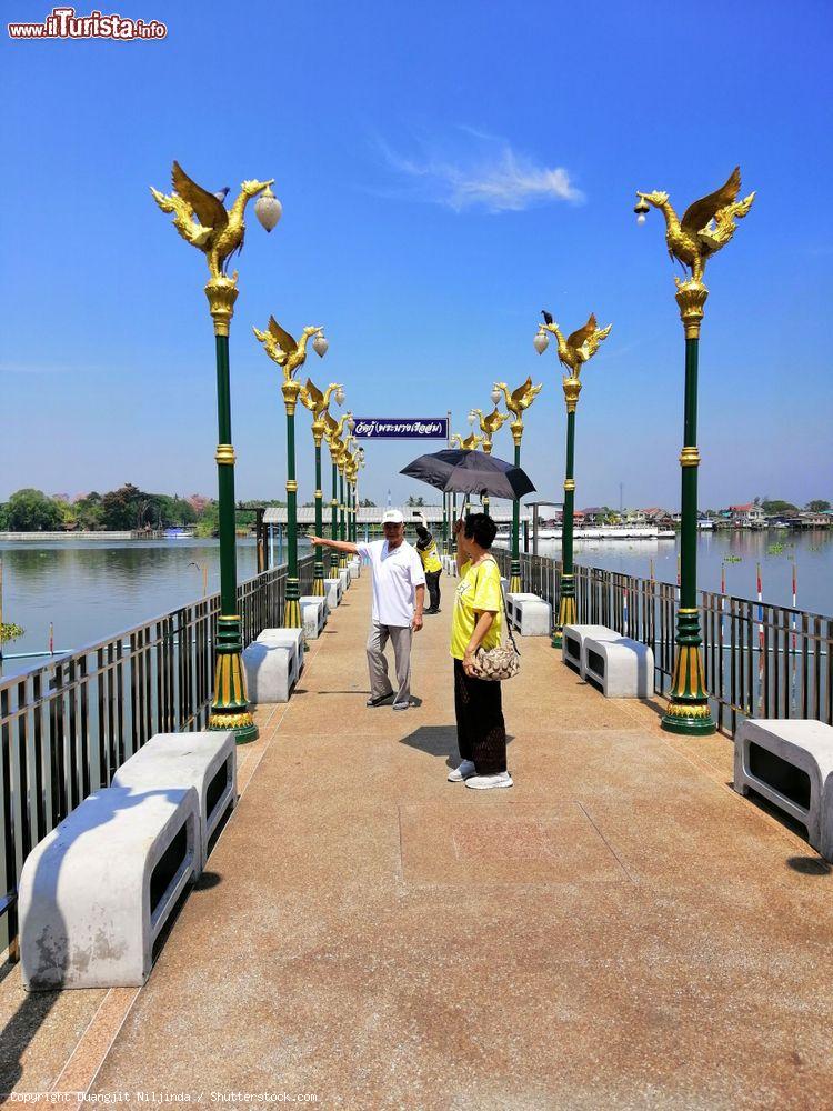 Immagine Pontile sul fiume Chao Phraya a Nonthaburi (Thailandia). A decorare la costruzione ci sono statue thai come lampade - © Duangjit Niljinda / Shutterstock.com