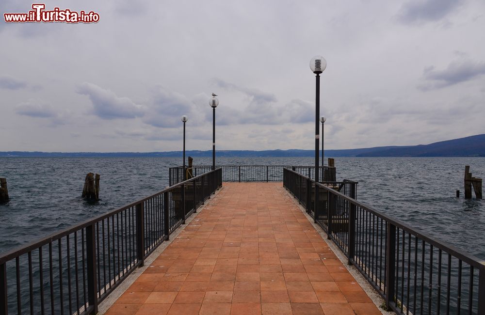 Immagine Pontile sul lago di Bracciano a Trevignano Romano, provincia di Roma, Lazio. Il borgo medievale si affaccia sulla costa settentrionale di questo lago di origine vulcanica.