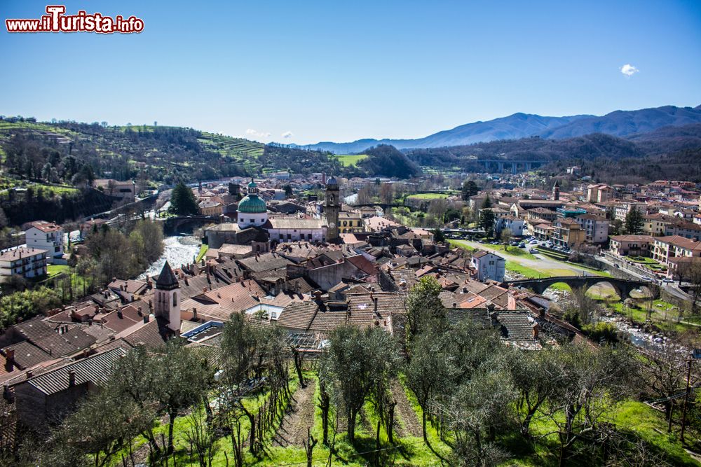 Immagine Pontremoli vista dal castello del Piagnaro, Toscana. L'edificio ospita il Museo delle Statue Stele Lunigianesi aperto al pubblico nel 1975.