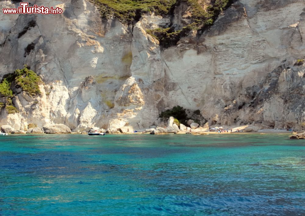 Immagine Ponza, Lazio: le rocce bianche e il mare turchese di Cala Felce