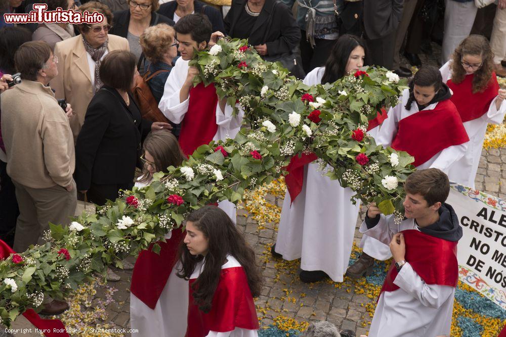 Immagine La popolazione di Sao Bras de Alportel alla processione delle torce floreali, Portogallo - © Mauro Rodrigues / Shutterstock.com