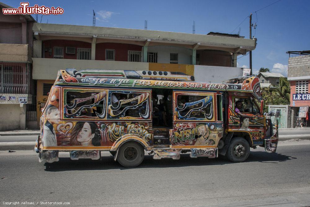 Immagine Port-au-Prince, Haiti: un tipico minibus, chiamato "tap tap", nelle strade della capitale del paese caraibico - © naTsumi / Shutterstock.com