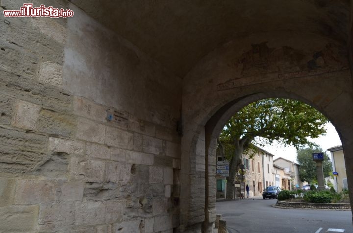 Immagine Porta Saint Gilles, uno dei punti d'accesso al borgo di Pernes les fontaines