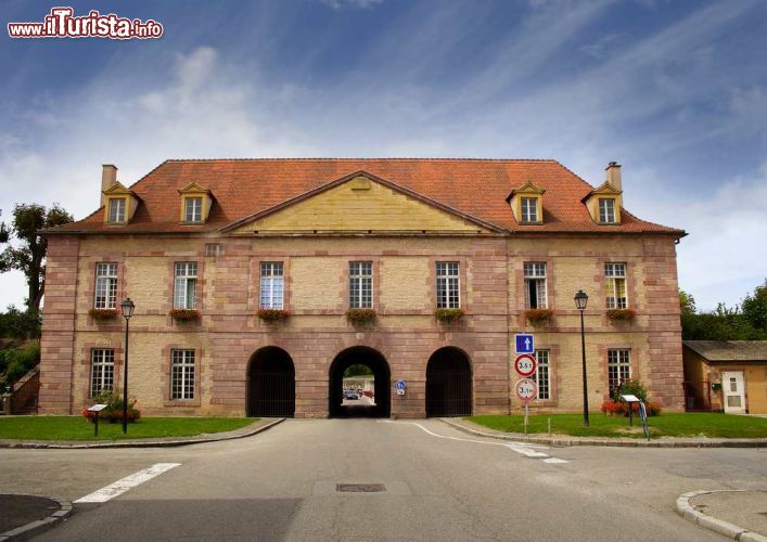 Immagine Porta Colmar, uno degli accessi alla cittadella fortificata di Neuf Brisach - © Pecold / Shutterstock.com