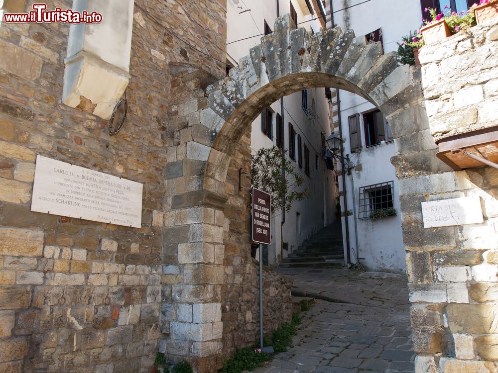 Immagine Porta d'accesso medievale nel borgo di Scarlino in Toscana