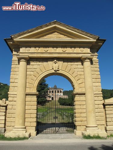 Immagine L'imponente porta di ingresso a Villa dei Vescovi a Torreglia. Il sito era stato scelto da Tito Livio, il celebre storico dell'antica Roma - © cristalvi / Shutterstock.com