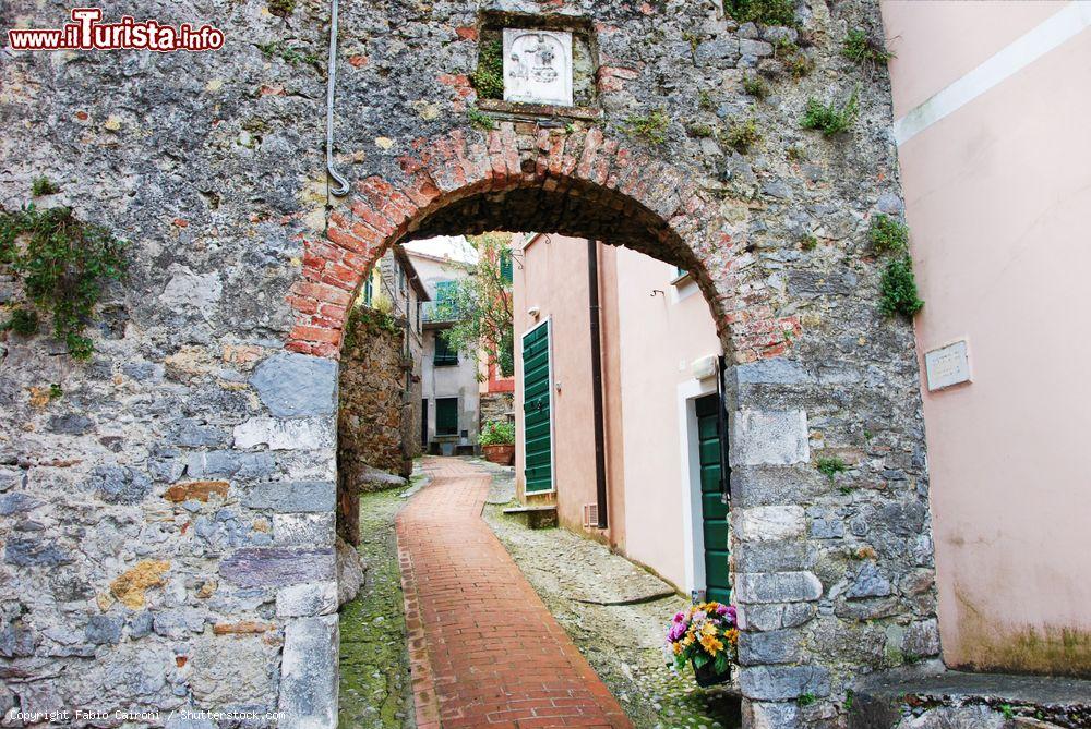 Immagine Porta di accesso al borgo di Montemarcello vicino ad Ameglia, Liguria - © Fabio Caironi / Shutterstock.com