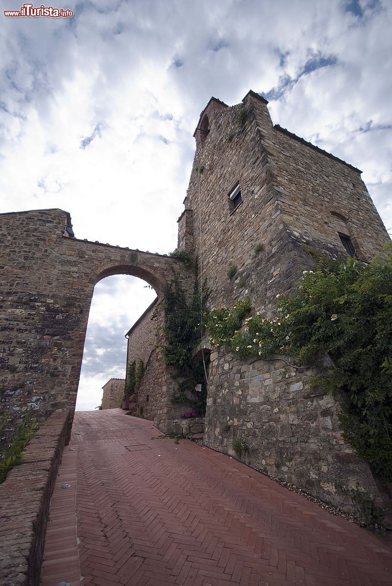 Immagine Porta di accesso al borgo di Tignano in Toscana - © Vignaccia76 - CC BY 3.0, Wikipedia