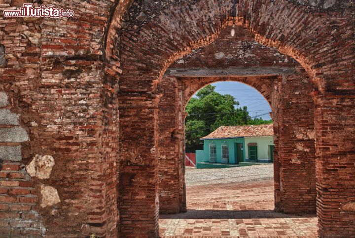 Immagine Porta di accesso a Trinidad, Cuba - una porta di accesso alla città vecchia di Trinidad, ai suoi mille colori e ai suoi ricordi. Entrando nella città vecchia si ha infatti la sensazione di fare un vero e proprio tuffo nel passato, all'era del colonialismo e delle piantagioni di canna da zucchero, un tuffo nei ricordi di una Cuba d'altri tempi. - © hagit berkovich / Shutterstock.com