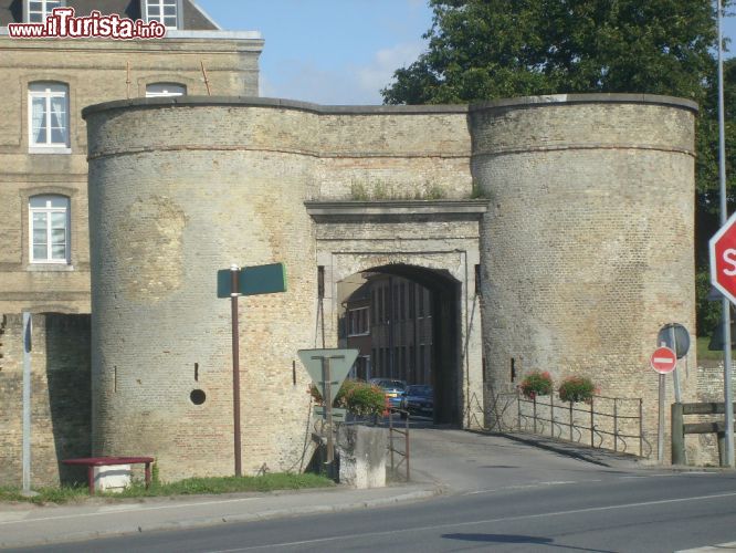 Immagine La Porte de Bierne, una delle cinque porte di Bergues, è così chiamata perché è quella posta in direzione della località di Bierne, 2 km più ad ovest della città.