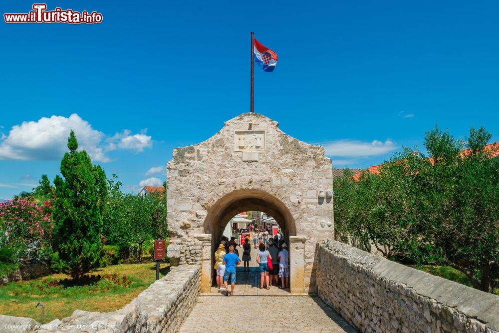 Immagine Porta d'ingresso alla storica città di Nin, Croazia. Turisti in visita a una delle località più antiche del paese: fu già abitata in epoca preistorica - © nomadFra / Shutterstock.com