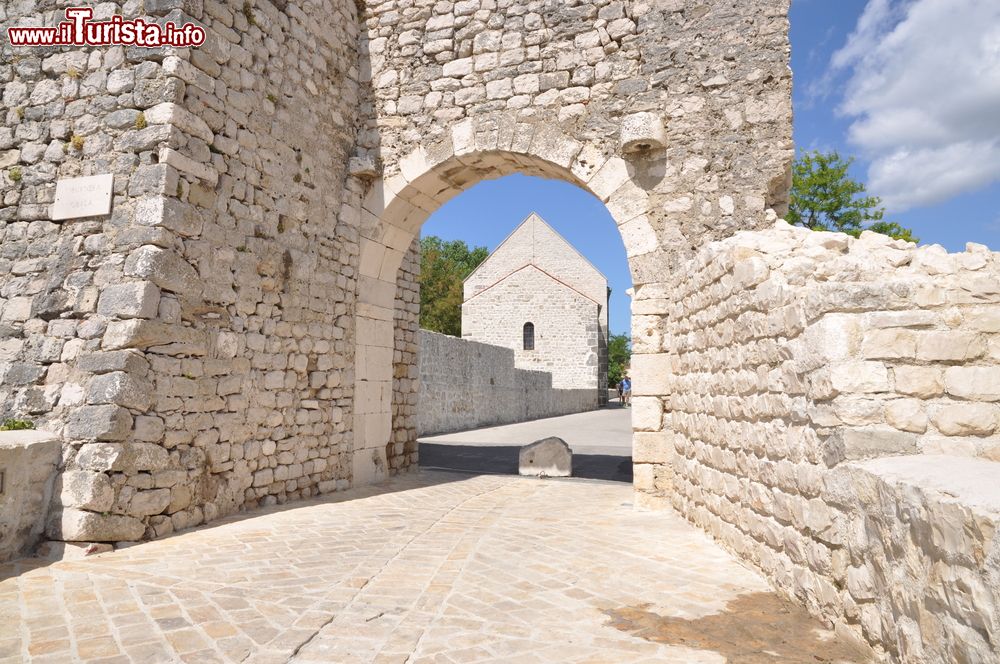 Immagine Porta d'ingresso alla vecchia città di Nin, Croazia.