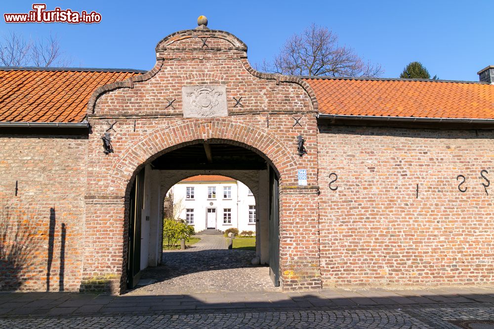 Immagine Una porta d'ingresso lungo le mura cittadine a Krefeld, Germania. Uno scorcio delle mura ottimamente conservate di questa località tedesca situata nel distretto di Dusseldorf.