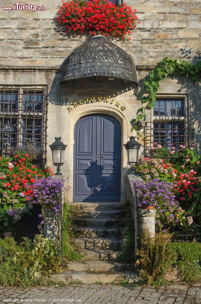Immagine Porta elegante di una casa storica di Rochefort-en-Terre in Bretagna - © Evgeny Shmulev / Shutterstock.com