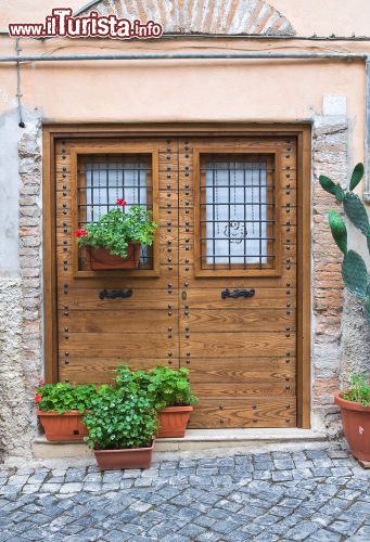 Immagine Porta in legno a Civita Castellana, Lazio. Passeggiando alla scoperta di questo bel borgo alle porte di Viterbo, da cui dista 37 chilometri, si possono ammirare splendidi scorci panoramici come quello offerto da questa porta d'ingresso ad un'abitazione - © Mi.Ti. / Shutterstock.com