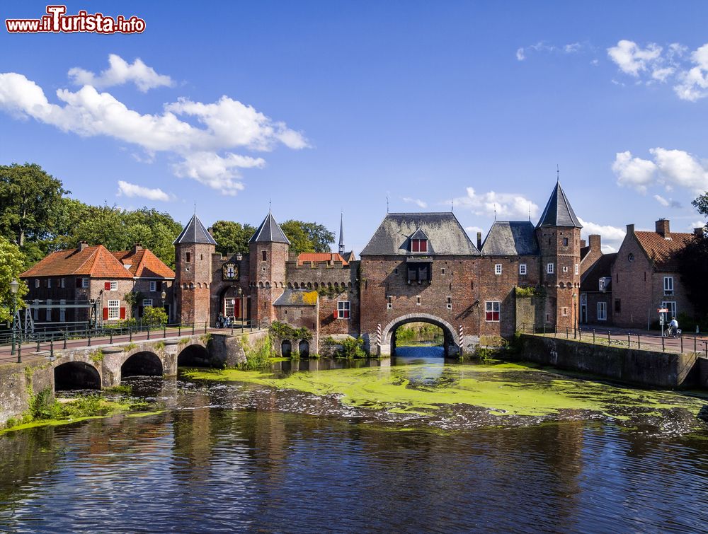 Immagine La porta medievale di mattoni detta "Koppelpoort" segna l'ingresso al centro di Amersfoort, Olanda.