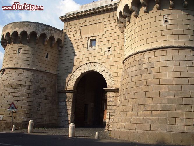 Immagine Porta Napoletana a Velletri, il borgo del Lazioai piedi dei Colli Albani  - © Deblu68 - Wikimedia Commons.