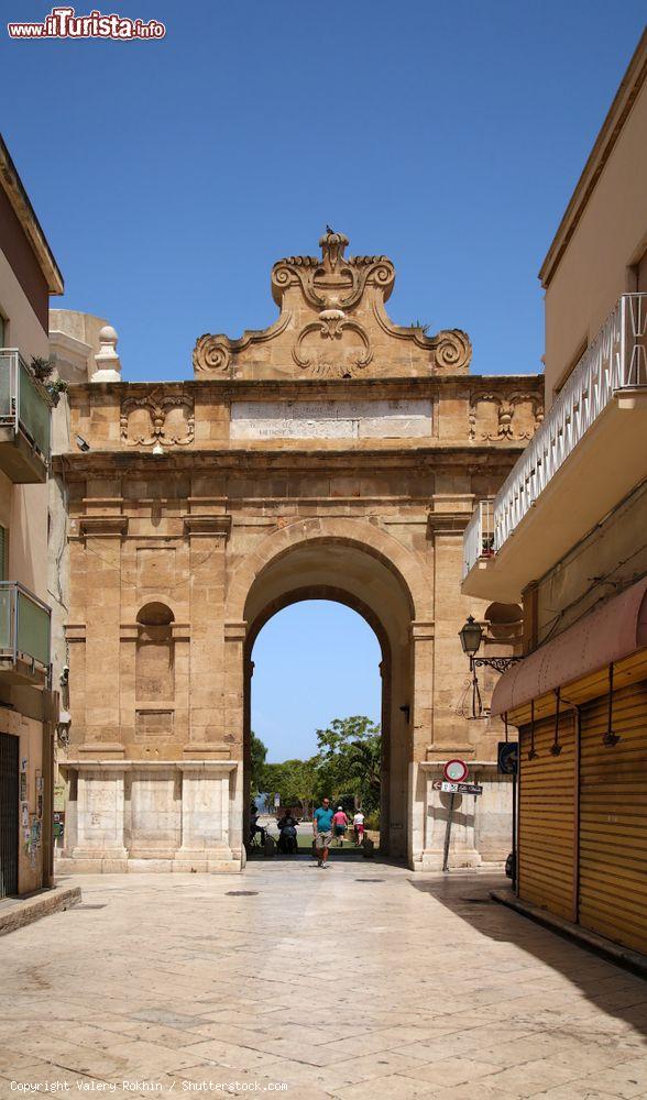Immagine Porta Nuova a Marsala, Sicilia: situata alla fine di via XI Maggio, è una delle 4 porte antiche che delimitavano il centro cittadino. Risale al 1790 - © Valery Rokhin / Shutterstock.com