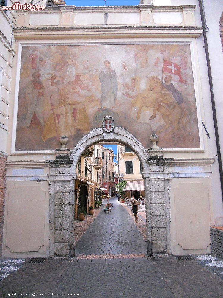 Immagine Porta Piazza, lo storico accesso al borgo marinaro di Noli in Liguria - © il viaggiatore / Shutterstock.com