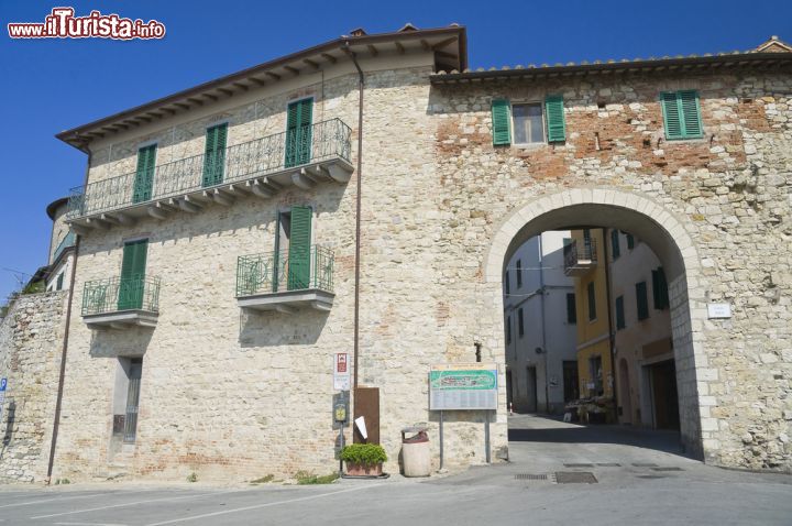 Immagine Porta Senese a Castiglione del Lago, Umbria - La struttura urbanistica del paese, ideata da Ascanio della Corgna, si basa sul numero tre riflettendo la suddivisione sociale del periodo: clero, nobili e contadini. Tre erano gli edifici religiosi, di forma triangolare era la Rocca del Leone e tre le porte di accesso fra cui quella Senese che conduce al centro del borgo in cui si eleva la Torre del Popolo, in origine sede municipale © Mi.Ti. / Shutterstock.com