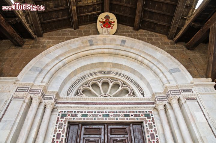 Immagine Portale centrale del duomo di Civita Castellana, Lazio. Incastonata fra quattro colonne corinzie, di cui due poggiano su leoni di marmo, la porta centrale d'ingresso al duomo è impreziosita da una bella decorazione ornamentale - © Mi.Ti. / Shutterstock.com