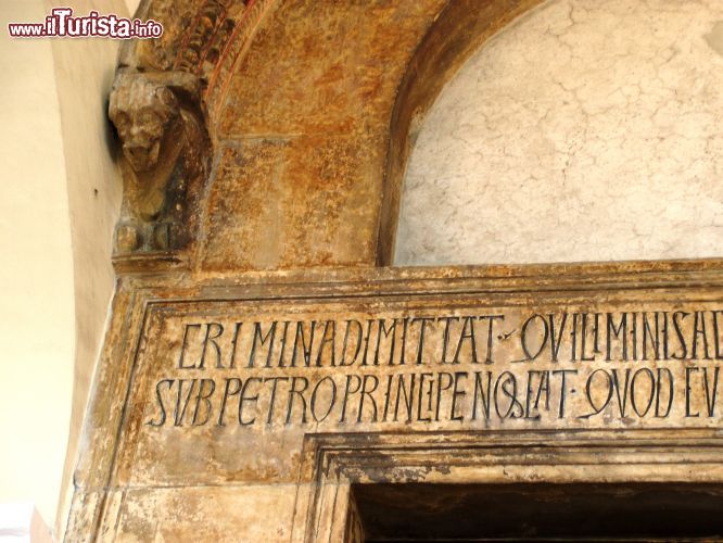 Immagine Dettaglio del portale d'ingresso della chiesa di San Menna a Sant'Agata de' Goti in Campania. A consacrare questo edificio di culto nel 1100 fu Papa Pasquale II°: costruito nel XII° secolo, fu intitolato al santo eremita russo Menna o Mennato vissuto nel VI° secolo sul Monte Taburno. La chiesa, con struttura a pianta basilicale e con una navata centrale divisa a metà da due plutei, conserva al suo interno un importante tesoro: il pavimento è infatti ricoperto da un mosaico cosmatesco di cui oggi rimangono solo frammenti - © Adam91 - CC BY 3.0 - Wikimedia Commons.