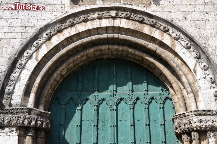 Immagine un portale della grande Chiesa di San Francesco a Narni - © Mi.Ti. / Shutterstock.com