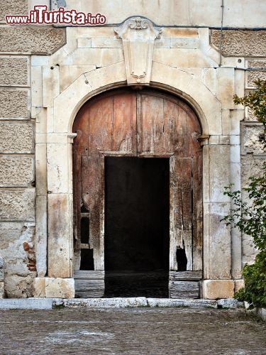 Immagine Il portale d'ingresso di una casa nobiliare a Scanno Abruzzo - © maurizio / Shutterstock.com