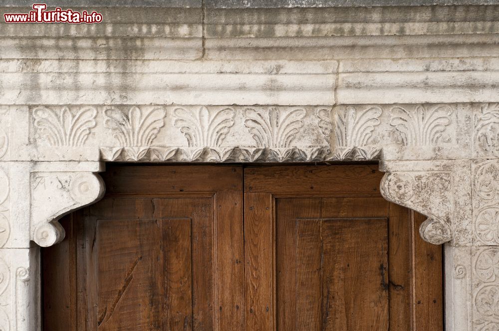 Immagine Portale di una chiesa di Bagnoli del Trigno, Isernia (Molise).