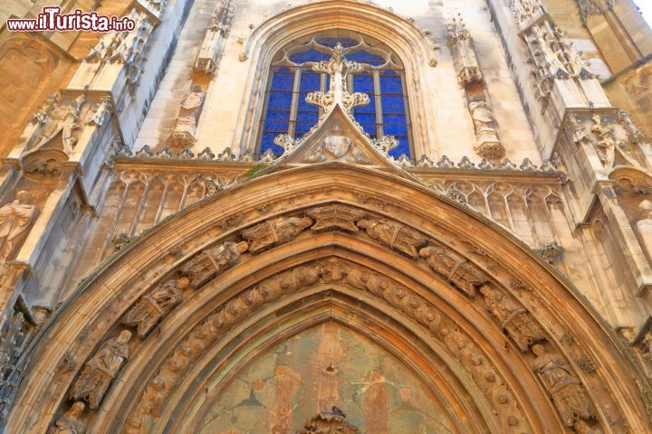 Immagine Portale gotico della cattedrale di Aix-en-Provence, Francia - La facciata di Saint Sauveur espone un ricco portale in stile gotico con delle porte laterali finemente scolpite © Inu / Shutterstock.com