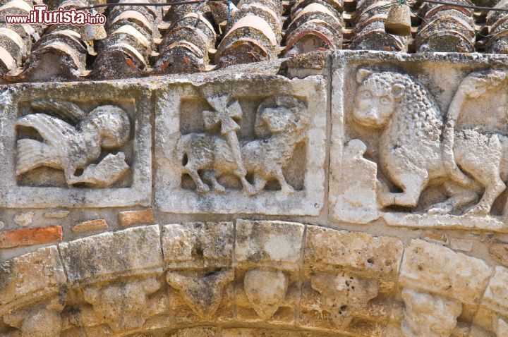 Immagine Il bel portale del Santuario di Santa Maria d'Anglona a Tursi, Basilicata. In stile romanico, il portale di questo edificio religioso è formato da un'arcata a tutto sesto arricchita da rilievi e decoraizoni. Di particolare interesse sono le formelle in tufo calcareo con i bassorilievi che raffigurano gli evangelisti Marco, Luca, Giovanni e Matteo.