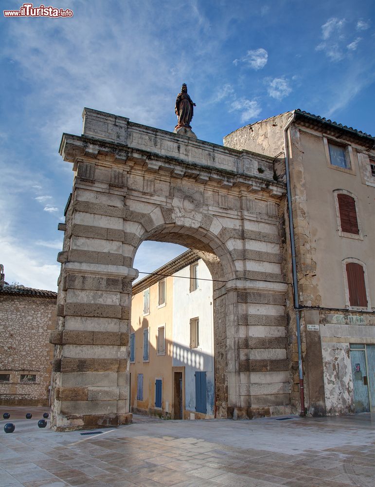 Immagine La Porte d'Avignon, uno degli antichi ingressi lungo le mura della città di Cavaillon (Provenza, Francia) - foto © Shutterstock