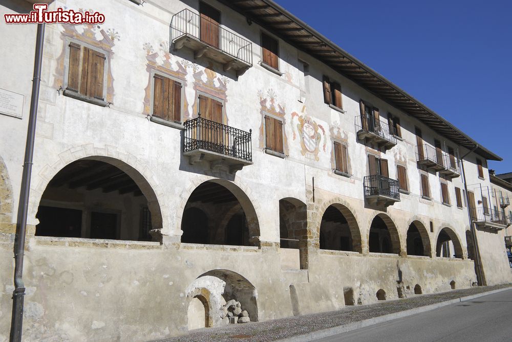 Immagine Portici nel borgo di Averara in Lombardia, provincia di Bergamo