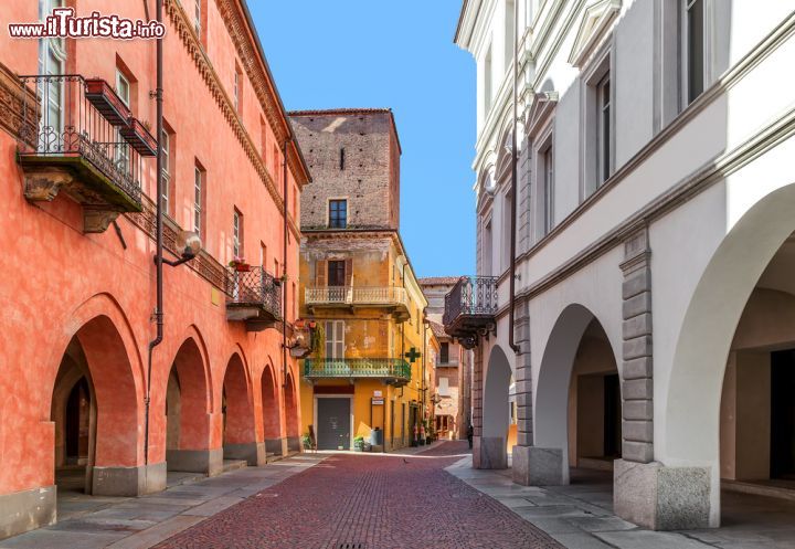 Immagine Portici nel centro di Alba, Piemonte, Italia. I palazzi di questa città dalla storia millenaria si affacciano sulla via centrale impreziosita da bei portici sotto cui passeggiare  - © Rostislav Glinsky / Shutterstock.com