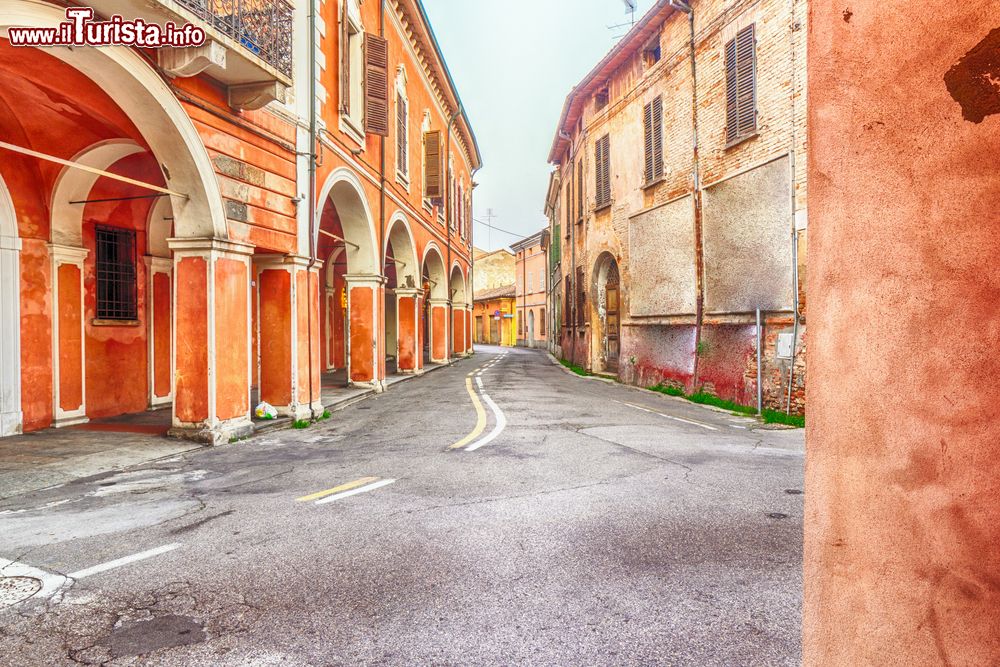 Immagine Portico e case storiche del centro di Bagnacavallo, Emilia-Romagna