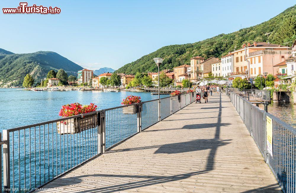 Immagine Porto Ceresio, Varese, con la sua bella passeggiata: da qui si possono ammirare splendidi scorci paesaggistici di questo borgo definito uno dei più belli del nostro paese - © elesi / Shutterstock.com