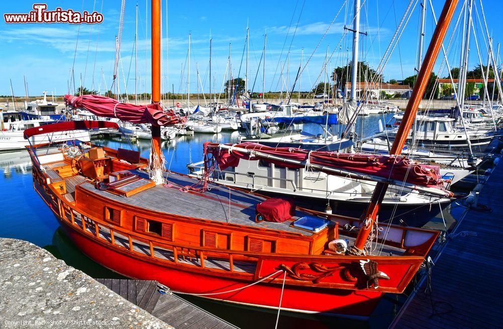 Immagine Il porto di Ars-en-Ré, Francia, con le sue belle barche da pesca colorate - © Pack-Shot / Shutterstock.com