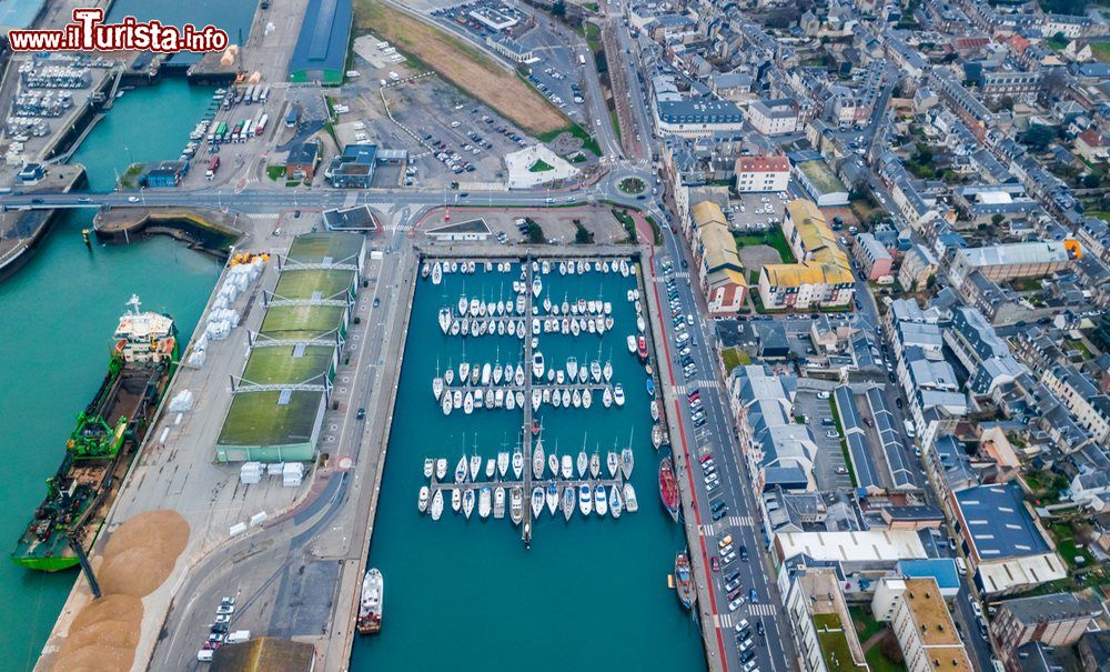 Immagine Il porto di Fécamp (Normandia, Francia) è importante per la pesca del merluzzo e come approdo turistico lungo la Costa d'Alabastro.