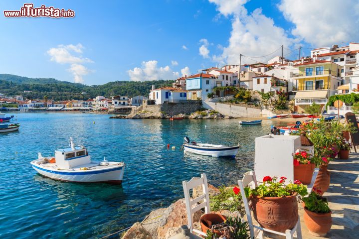 Immagine Il colorato porto di Kokkari in Grecia: siamo sull'isola di Patmos