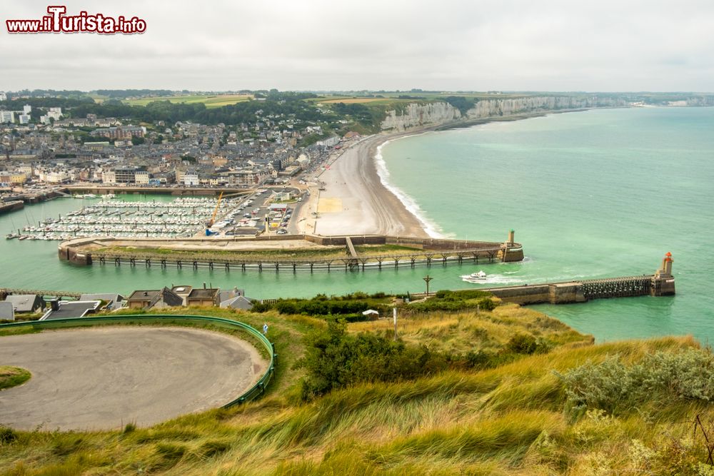 Immagine Veduta del porto, della cittadina e della spiaggia di Fécamp, in Normandia (Francia).