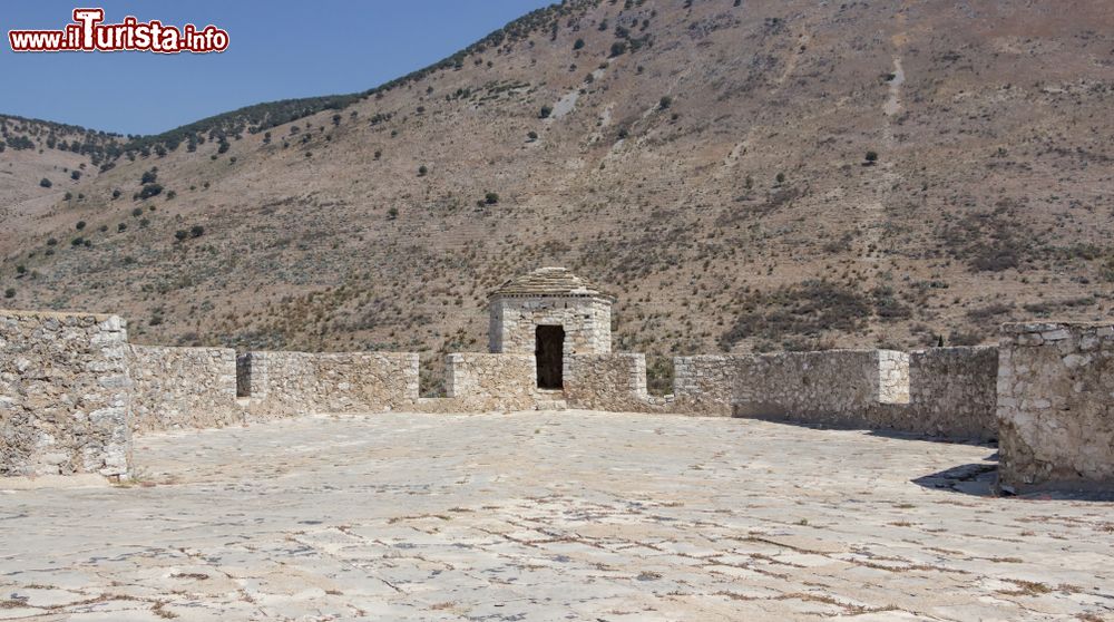 Immagine Porto Palermo  e il castello vicino ad Himare in Albania