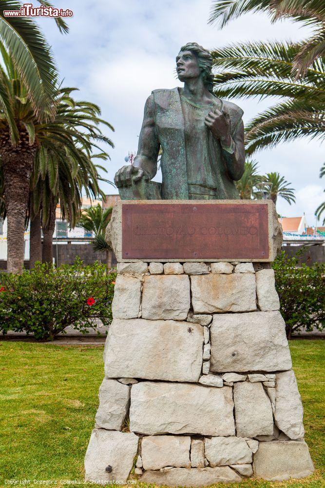 Immagine Porto Santo, Madeira: il busto di Cristoforo Colombo, che qui visse per due anni tra il 1481 e il 1483 - foto © Grzegorz Czapski / Shutterstock.com