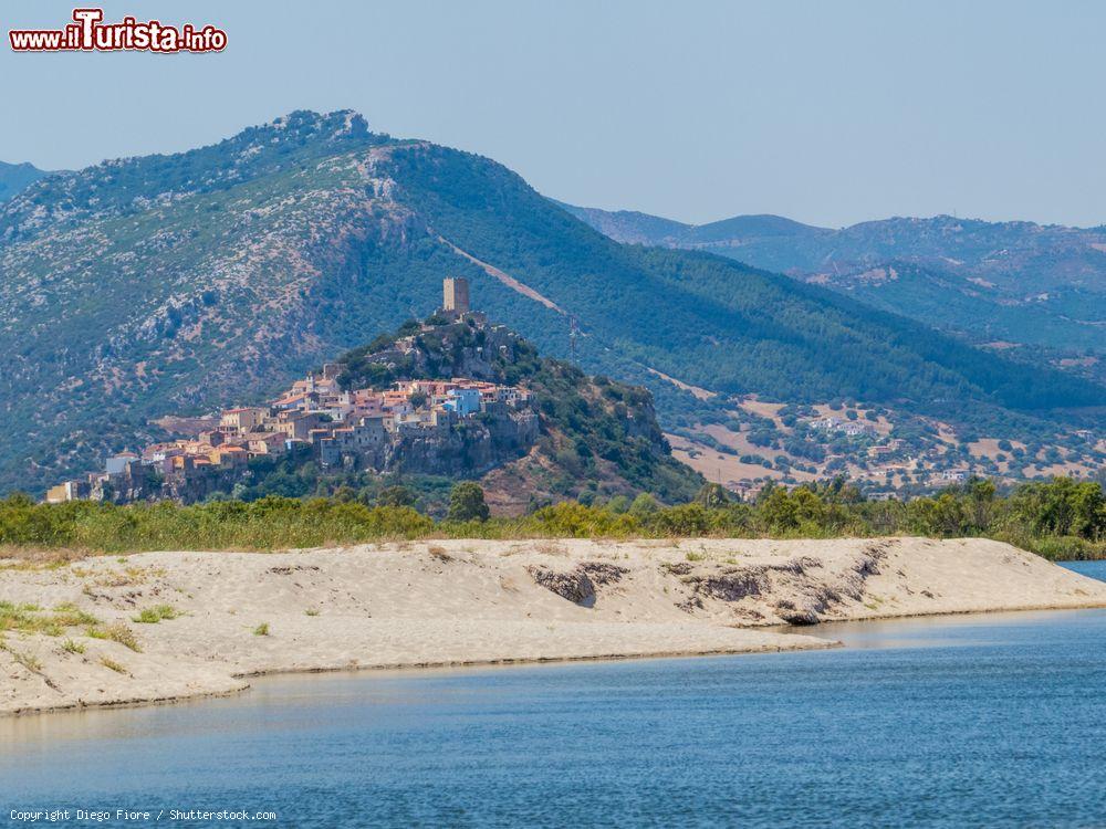 Immagine Posada, provincia di Nuoro (Sardegna): a dominare il borgo sin dal XIII° secolo c'è il castello della Fava. Oggi se ne possono ammirare la torre e i ruderi della cinta muraria - © Diego Fiore / Shutterstock.com