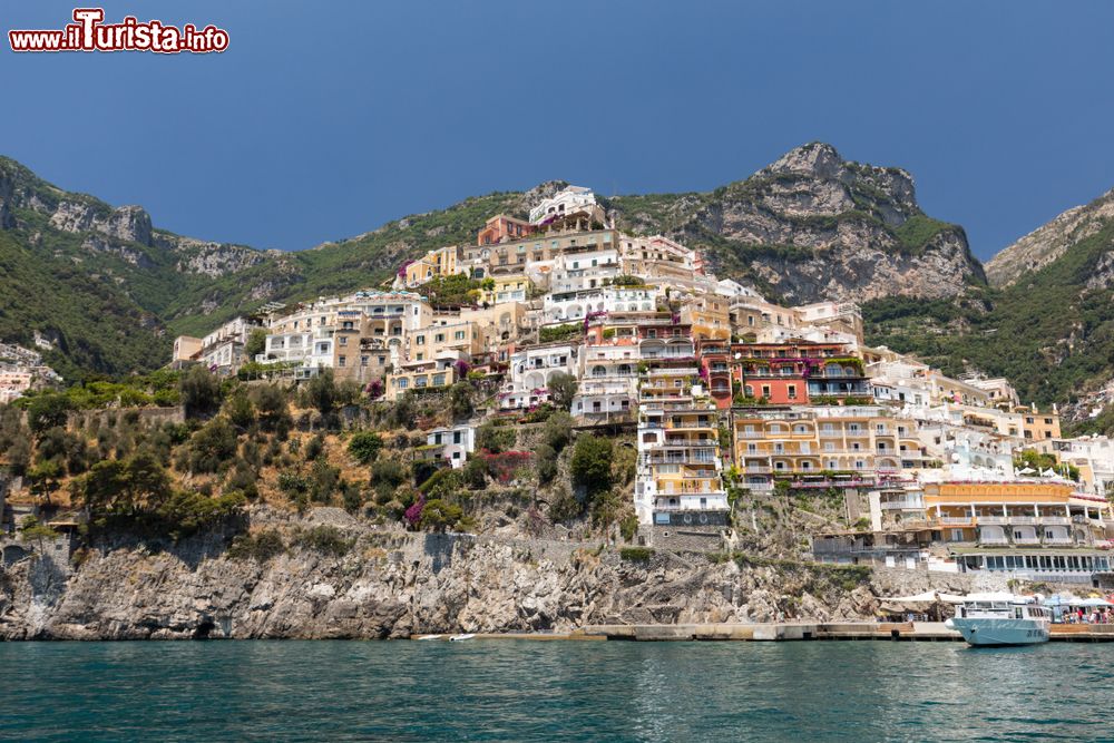 Immagine Positano fotgrafata dal mare: siamo sulla Costiera Amalfitana in Campania