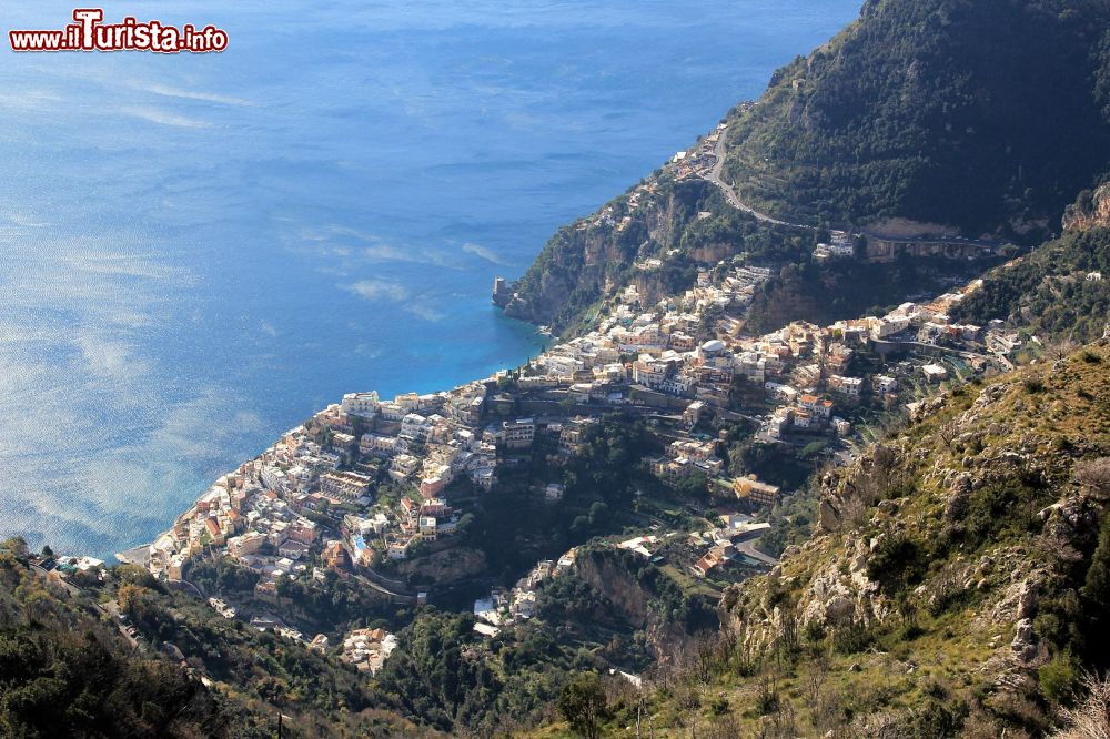 Immagine Positano vista dall'alto, dal Sentiero degli Dei - © Anila amataj, CC BY-SA 4.0, Wikipedia