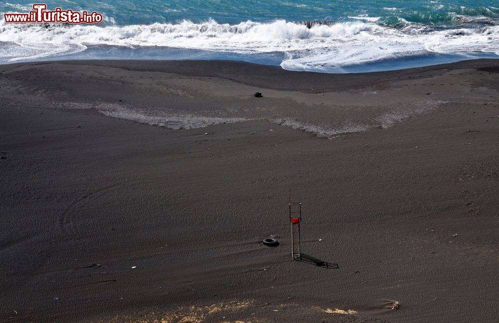 Immagine La postazione del guardaspiaggia presso la Praia da Fonte de Vila, lungo la costa occidentale dell'isola di Fogo (Capo Verde).