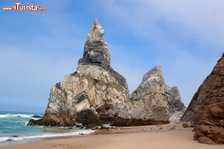 Immagine Praia da Ursa: siamo in una spiagga di Sintra, non distante da Cabo da Roca, dove si trovano queste splendide formazioni rocciose - foto © Armando Frazao / Shutterstock.com