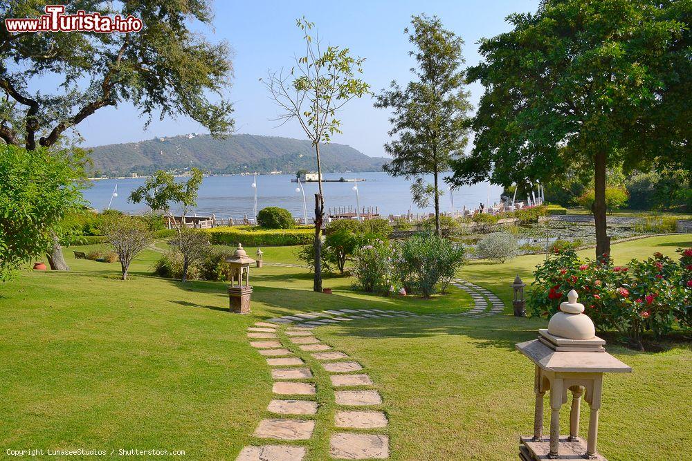 Immagine I prati dell'Oberoi Udaivilas di Udaipur, Rajasthan, India. L'hotel lussuoso è situato su un'isola del lago Pichola - © LunaseeStudios / Shutterstock.com